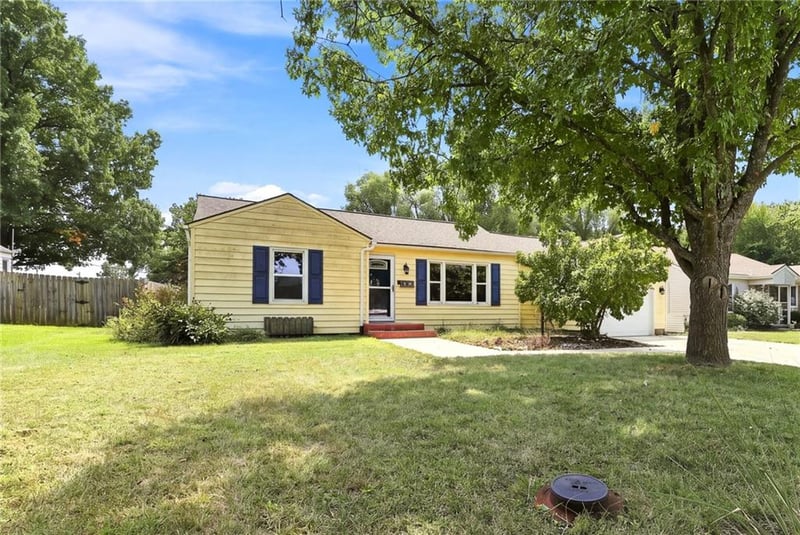 112 W 2nd St, Tonganoxie, KS 66086
