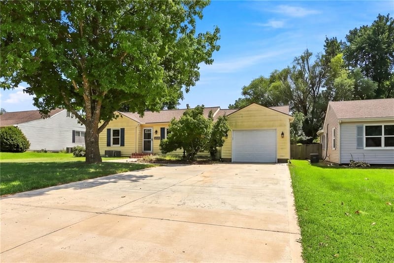 112 W 2nd St, Tonganoxie, KS 66086