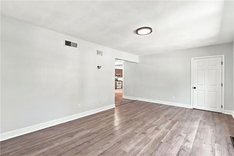 112 W 2nd St, Tonganoxie, KS 66086