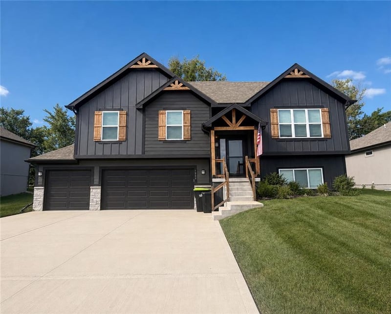 1000 NW Crestwood Dr, Grain Valley, MO 64029