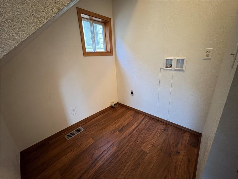 3203 S 22nd St, St Joseph, MO 64503