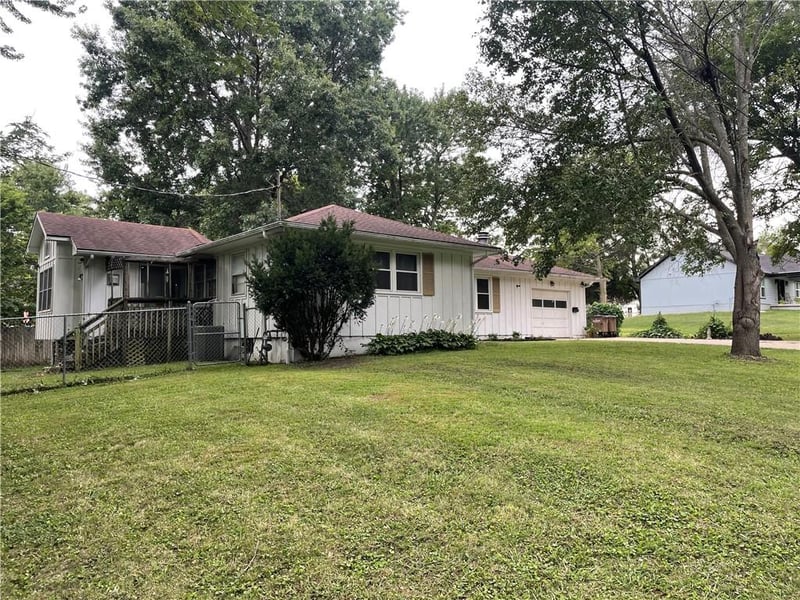 205 E Maple St, Raymore, MO 64083