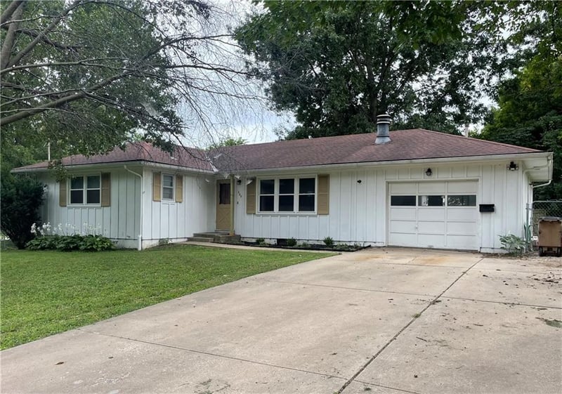 205 E Maple St, Raymore, MO 64083