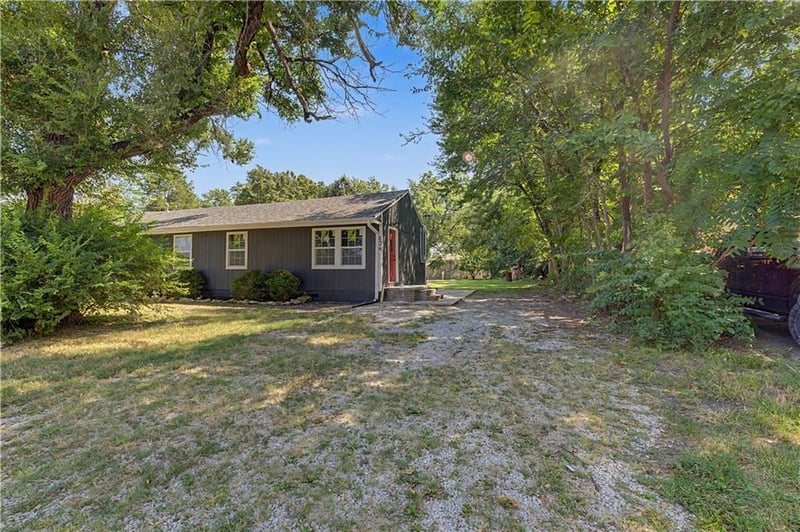 834 N Walker Ln, Olathe, KS 66061