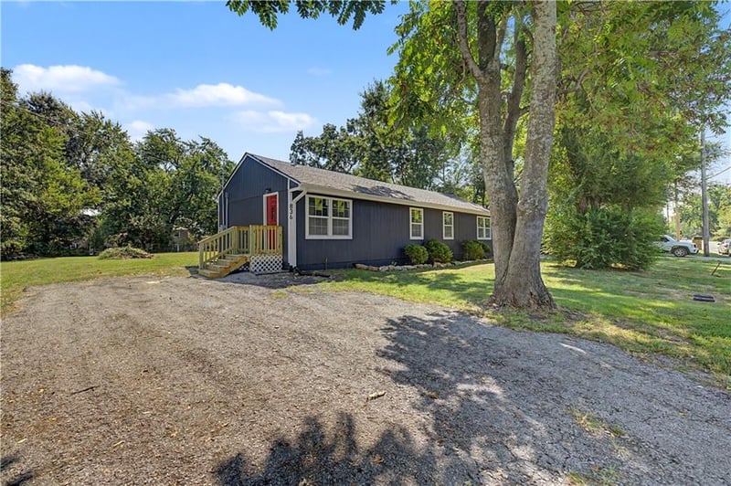 834 N Walker Ln, Olathe, KS 66061