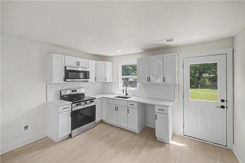 834 N Walker Ln, Olathe, KS 66061