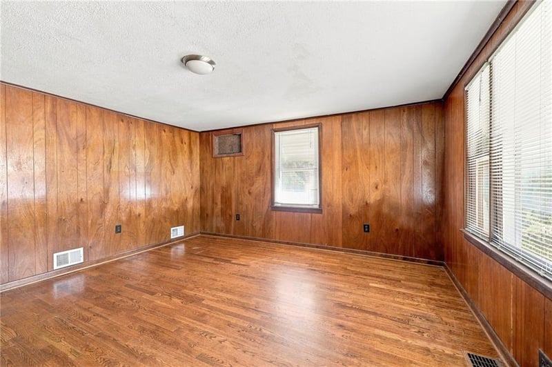 8804 E 49th St, Kansas City, MO 64129