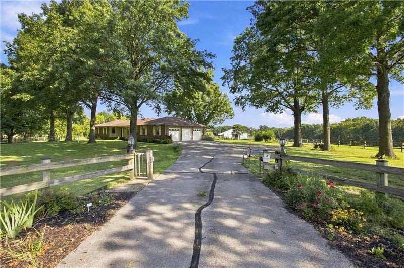 5460 W 175th St, Stilwell, KS 66085