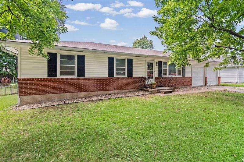 506 Country Club Rd, Lexington, MO 64067