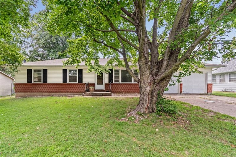 506 Country Club Rd, Lexington, MO 64067