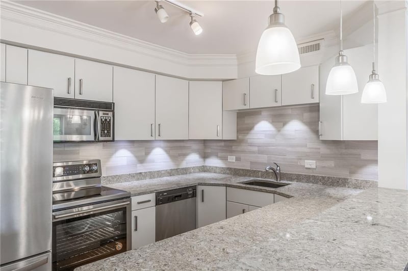 310 W 49th St #606, Kansas City, MO 64112