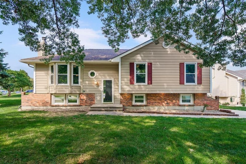 401 SE Mt Vernon Dr, Blue Springs, MO 64014