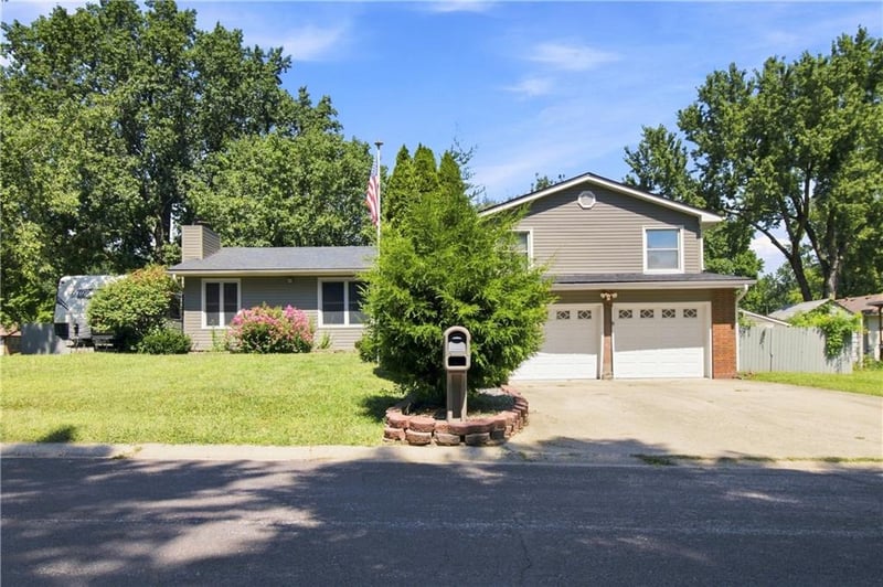1004 Douglas Ln, Sedalia, MO 65301