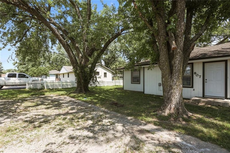 818 Wix Ln, Butler, MO 64730