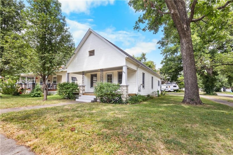 302 Pacific Ave, Osawatomie, KS 66064