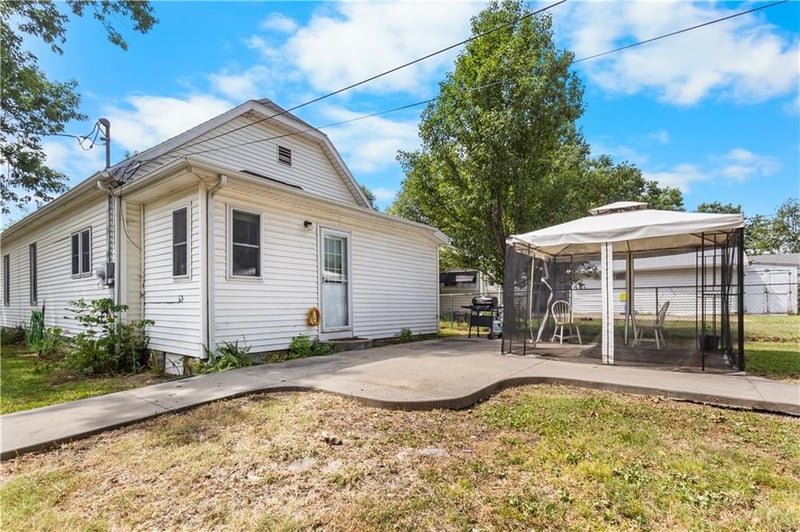302 Pacific Ave, Osawatomie, KS 66064