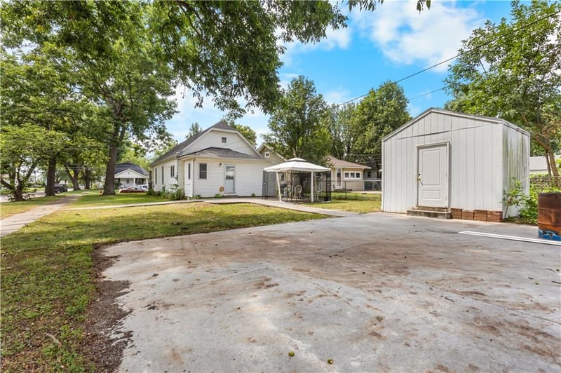 302 Pacific Ave, Osawatomie, KS 66064