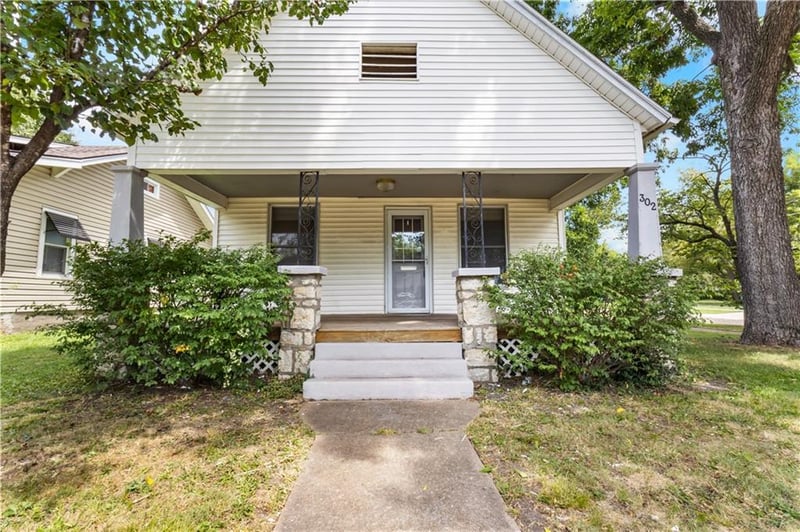 302 Pacific Ave, Osawatomie, KS 66064