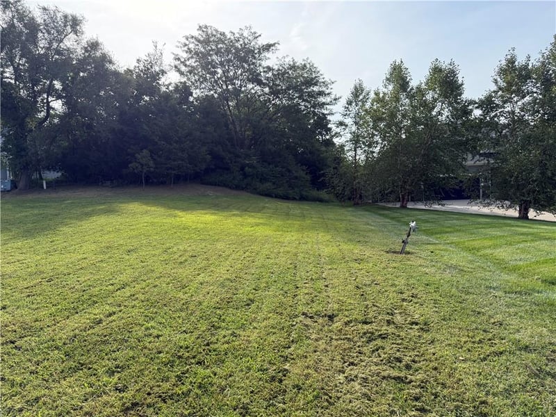 12021 Country Club Ct, Parkville, MO 64152