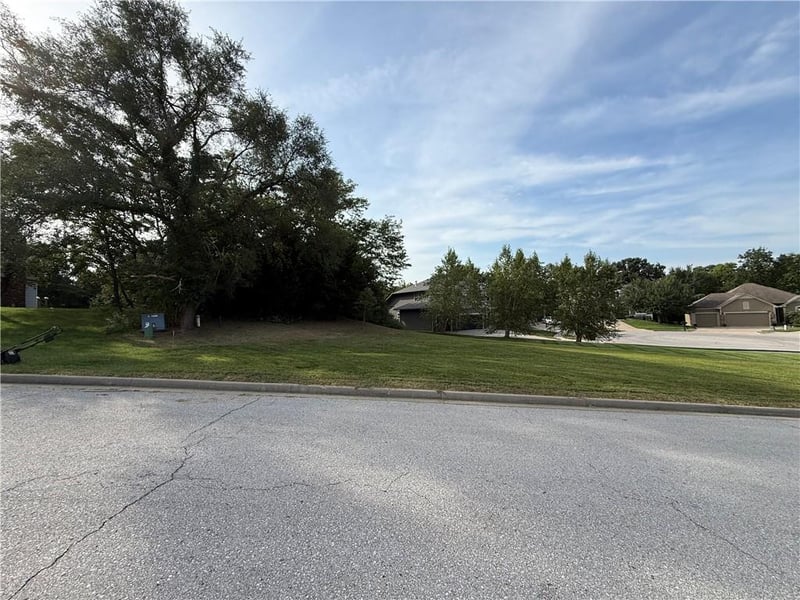 12021 Country Club Ct, Parkville, MO 64152