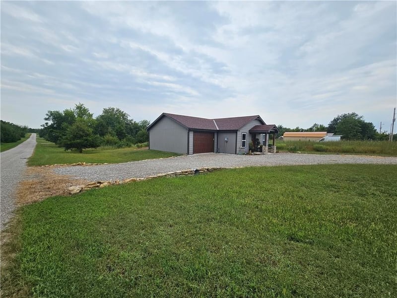 2 Illinois Dr, Linn Valley, KS 66040