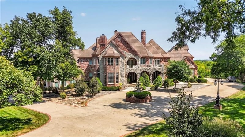 14707 Mission Rd, Leawood, KS 66224