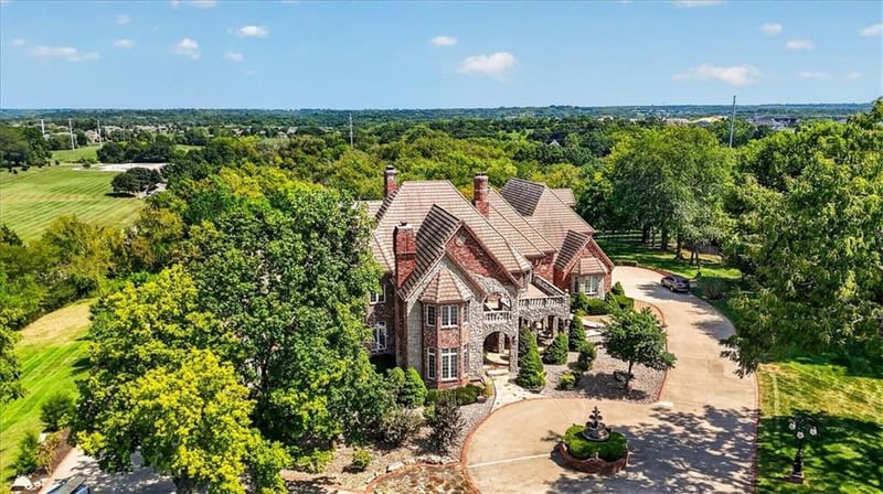 14707 Mission Rd, Leawood, KS 66224