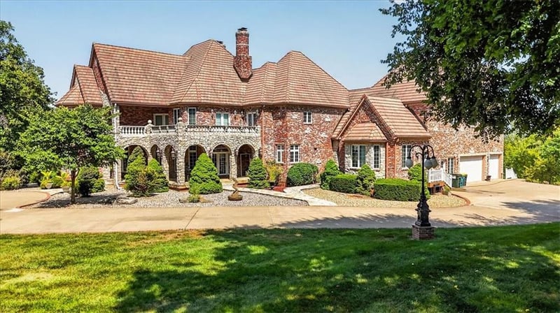 14707 Mission Rd, Leawood, KS 66224