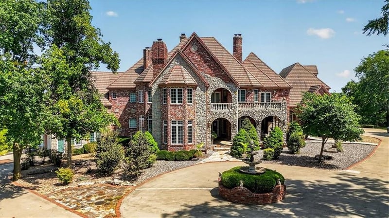 14707 Mission Rd, Leawood, KS 66224