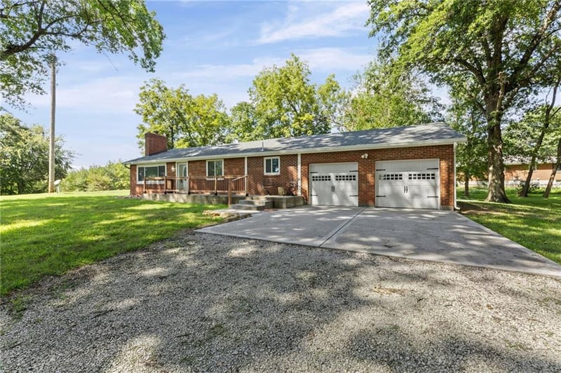 301 N 169 Hw, Smithville, MO 64089