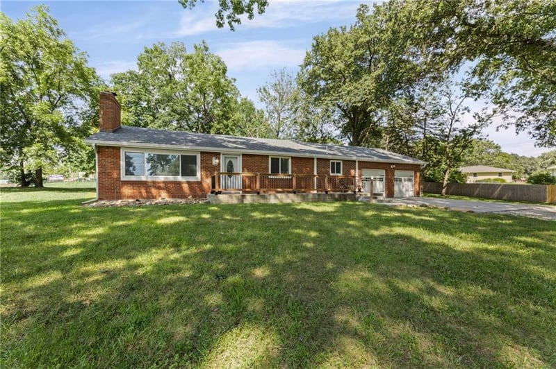 301 N 169 Hw, Smithville, MO 64089