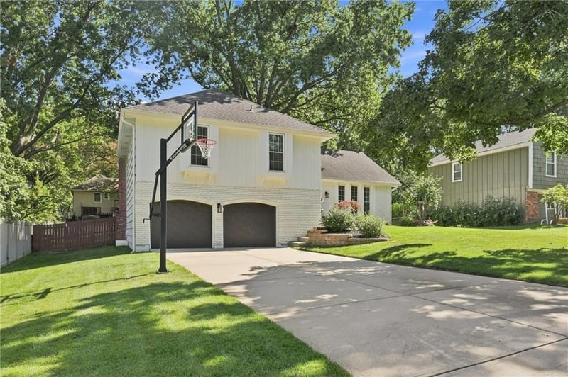 10715 W 101st Ter, Overland Park, KS 66214
