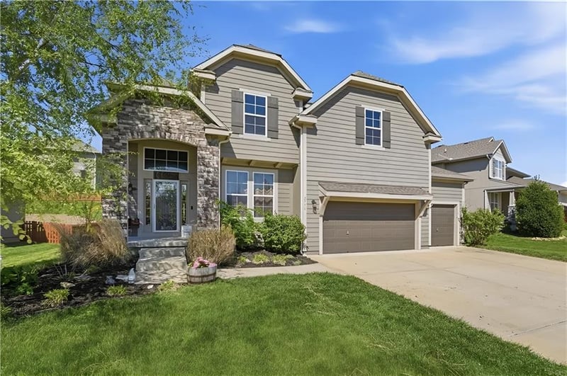 2776 W Sitka Dr, Olathe, KS 66061