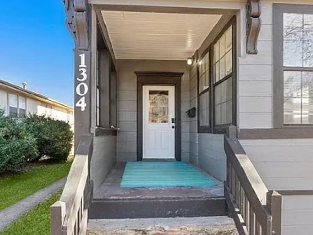 1304 Massachusetts St, Lawrence, KS 66044