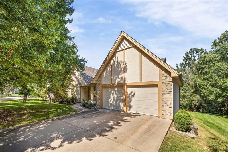 5607 N Flint Ridge Rd, Kansas City, MO 64151
