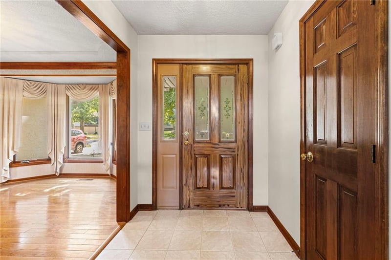 5607 N Flint Ridge Rd, Kansas City, MO 64151