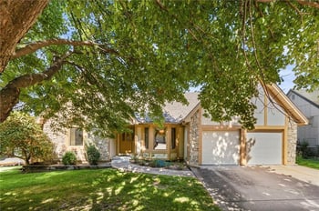 5607 N Flint Ridge Rd, Kansas City, MO 64151
