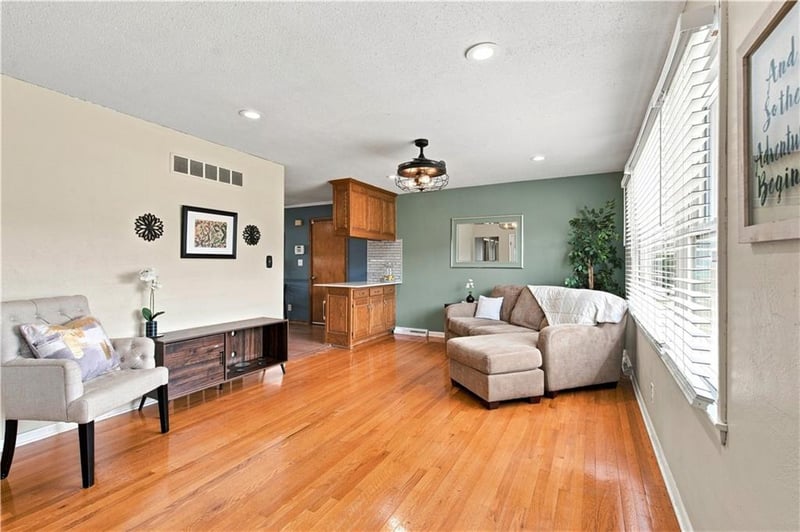 608 NE 82nd St, Kansas City, MO 64118