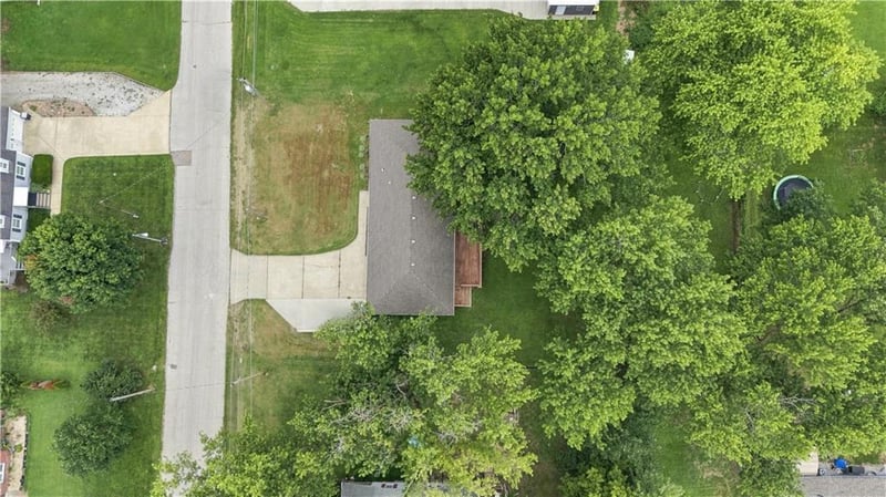 608 NE 82nd St, Kansas City, MO 64118