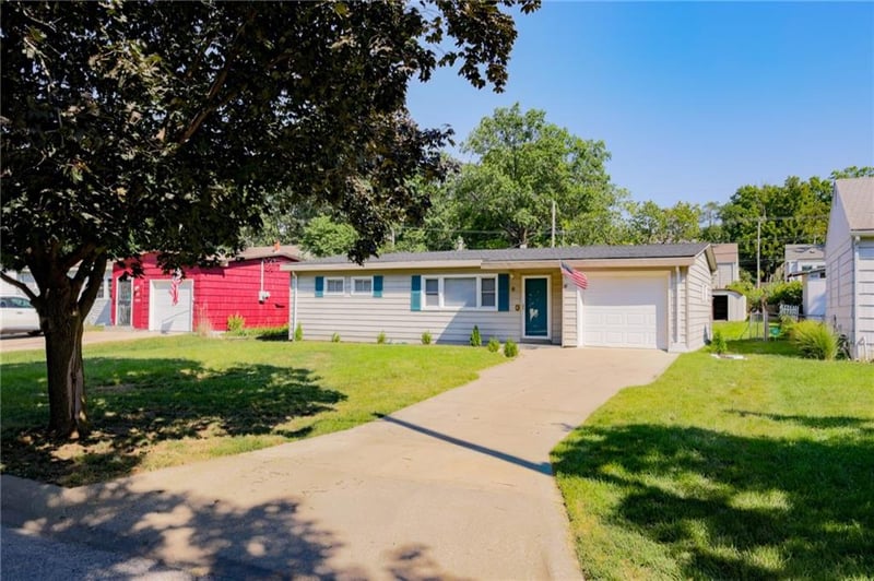 8 W 89th Ter, Kansas City, MO 64114