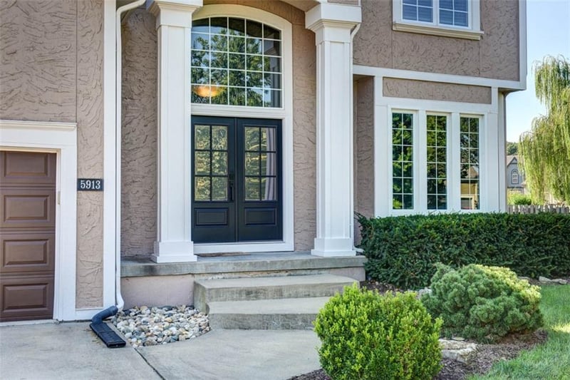 5913 NE Coral Cir, Lee's Summit, MO 64064