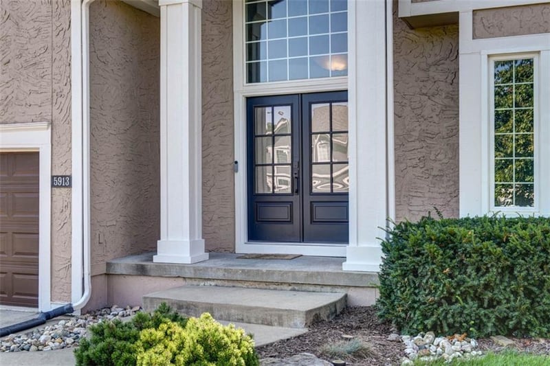 5913 NE Coral Cir, Lee's Summit, MO 64064