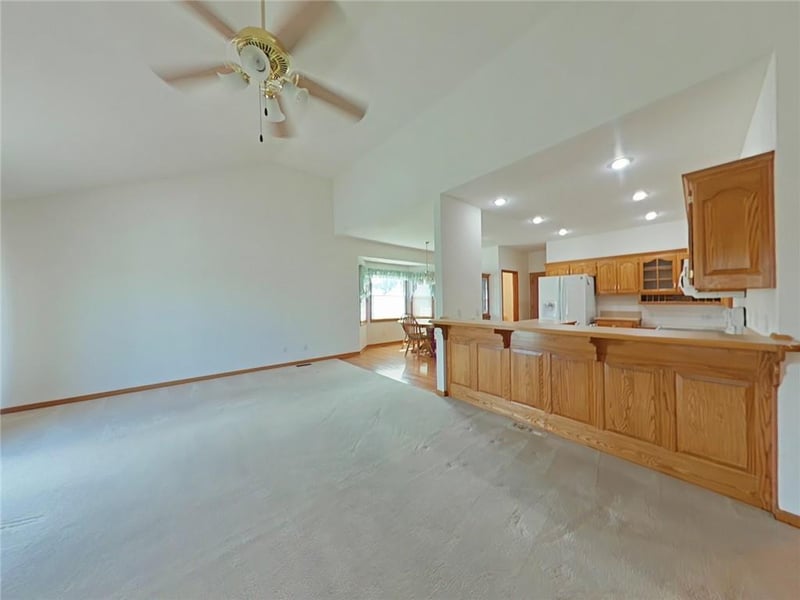 2901 Eastbrook Ct, St Joseph, MO 64506