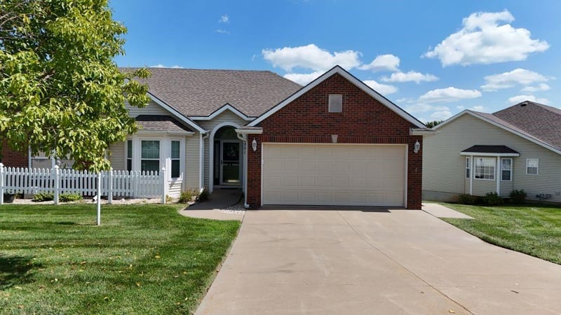 2901 Eastbrook Ct, St Joseph, MO 64506