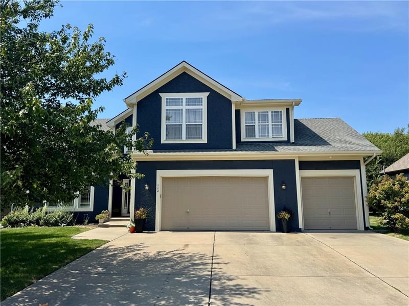 112 S Westglen Dr, Raymore, MO 64083