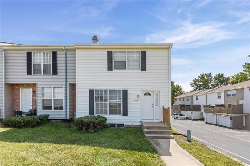6500 E 128th St, Grandview, MO 64030