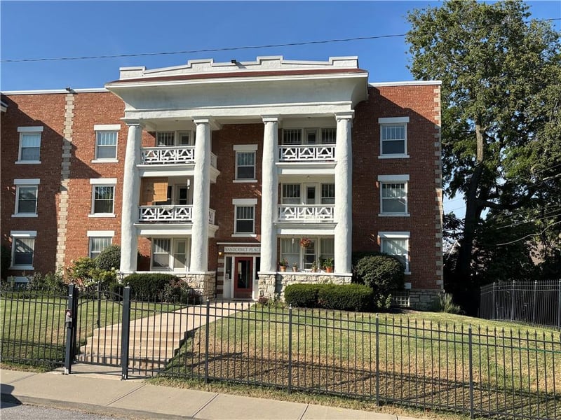406 E 43rd St #2E, Kansas City, MO 64110