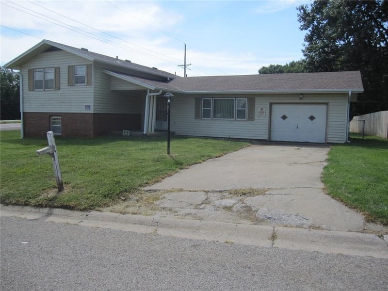 3306 Jennifer Ln, Country Club, MO 64505