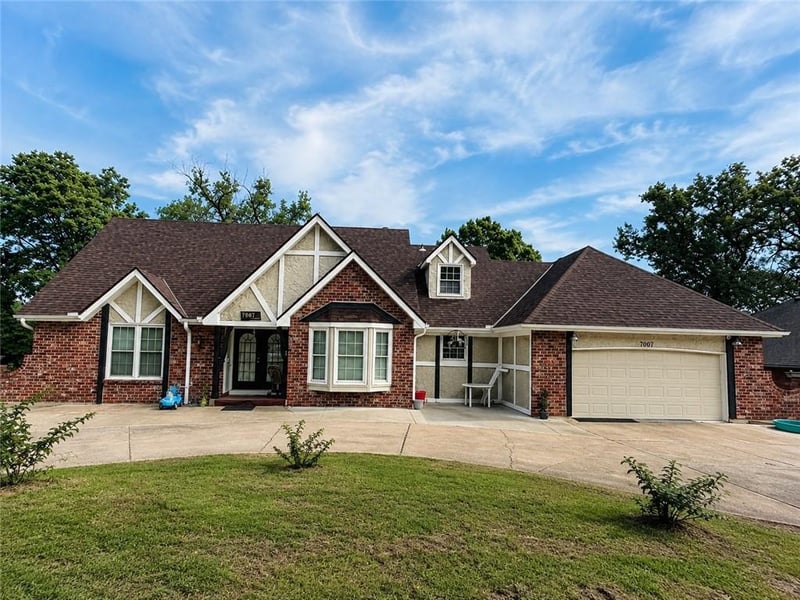 7007 Lakeshore Dr, Raytown, MO 64133
