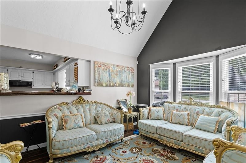 7007 Lakeshore Dr, Raytown, MO 64133